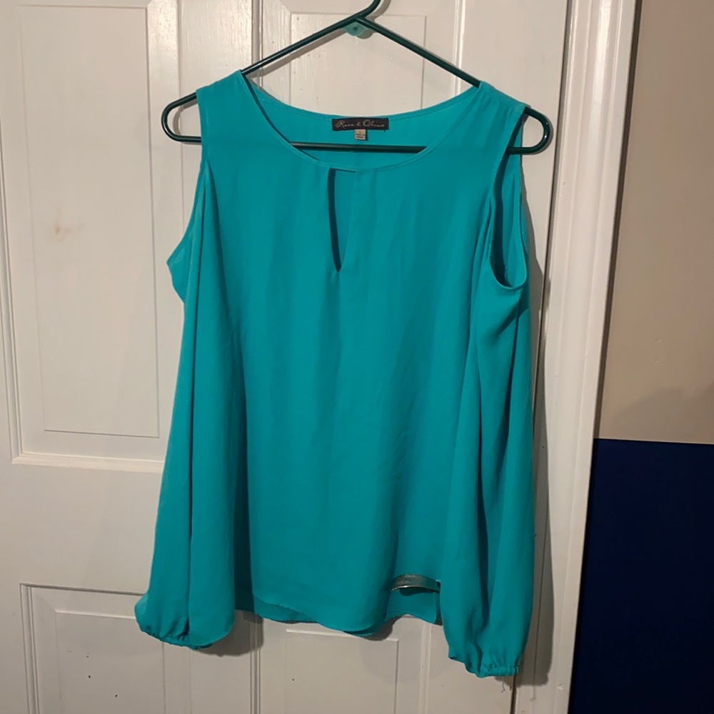 Light and float this cold shoulder is a must have!!